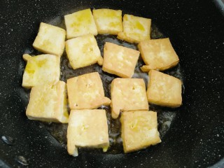 8、藜蒿烧豆腐,煎制三分钟左右翻另一面煎制