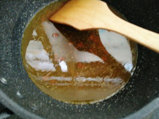 11、藜蒿烧豆腐,加入半碗水煮开