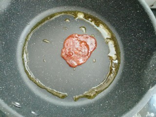 10、藜蒿烧豆腐,热锅放入少许油加入黄豆酱炒香