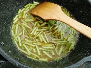 13、藜蒿烧豆腐,放入藜蒿煮开