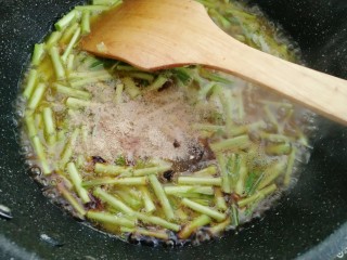 14、藜蒿烧豆腐,放入盐,生抽,老抽,耗油,胡椒粉