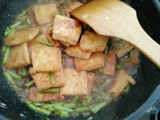 16、藜蒿烧豆腐,煮两分钟入味收汁即可