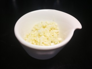 5、凉拌生瓜,蒜切碎