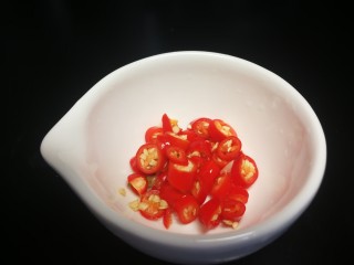 6、凉拌生瓜,小米椒切碎