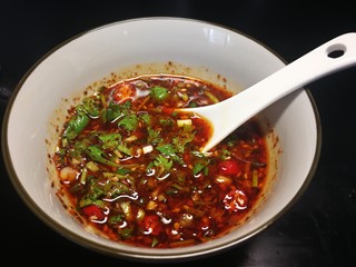 10、凉拌生瓜,搅拌均匀后放入葱和香菜佐料的调配可以根据自己的口味增减其中部分。