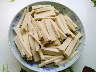 1、鱼香千叶豆腐丝,千叶豆腐解冻切粗丝