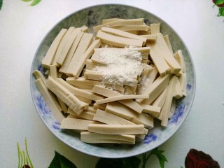 2、鱼香千叶豆腐丝,切好的千叶豆腐丝放一勺淀粉抓匀