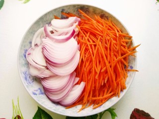 3、鱼香千叶豆腐丝,洋葱洗净切丝,胡萝卜洗净切丝