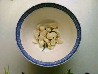 5、鱼香千叶豆腐丝,调鱼香汁:大蒜切片或拍碎放入碗中