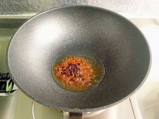7、鱼香千叶豆腐丝,炒锅入油预热,放郫县豆瓣酱小火炒香