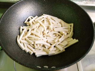8、鱼香千叶豆腐丝,先将千叶豆腐丝小火翻炒一会儿,盛出备用