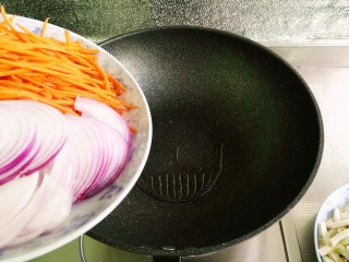 9、鱼香千叶豆腐丝,锅中放少许油,下入洋葱胡萝卜丝煸炒