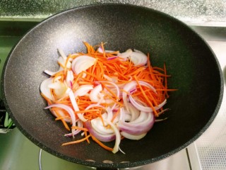 10、鱼香千叶豆腐丝,翻炒出香味,胡萝卜丝稍变色