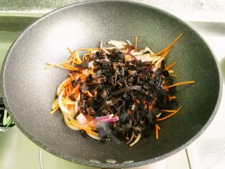11、鱼香千叶豆腐丝,接着放入木耳丝翻炒均匀