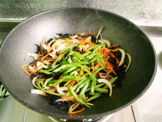 12、鱼香千叶豆腐丝,最后放入青椒丝翻炒