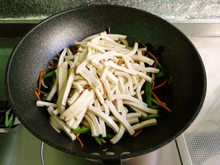 13、鱼香千叶豆腐丝,倒入千叶豆腐丝翻炒均匀