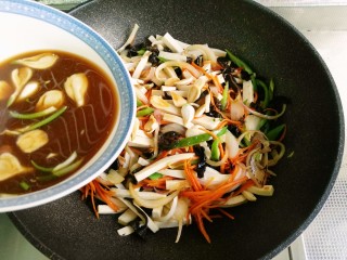 14、鱼香千叶豆腐丝,最后一步,倒入鱼香汁,大火烧开,转小火慢炖2分钟使食材入味