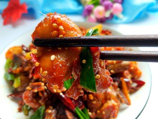 1、干煸辣子鸡丁,美美图片来一张，特别香。