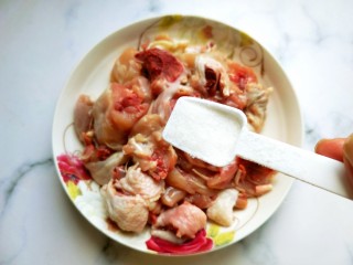 4、干煸辣子鸡丁,放盐。