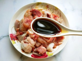 6、干煸辣子鸡丁,一勺生抽。