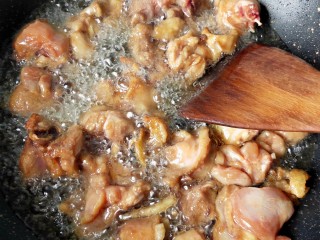 11、干煸辣子鸡丁,放入鸡丁。