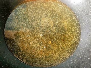 10、干煸辣子鸡丁,锅内放油，烧七成热。