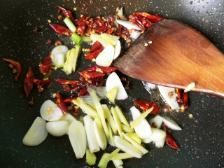 13、干煸辣子鸡丁,锅内留底油，放生姜，大蒜，花椒，干辣椒爆香。