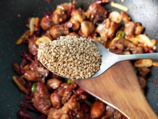 17、干煸辣子鸡丁,放一勺白芝麻，翻炒均匀。