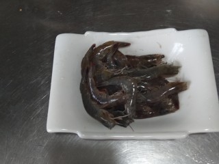 1、椒盐皮皮虾,先把虾洗干净，用剪刀把头须剪掉