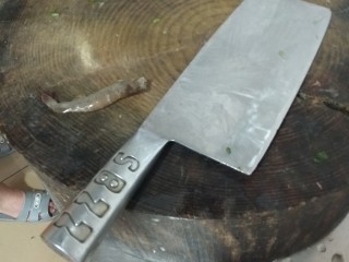 2、椒盐皮皮虾,用刀把虾的背上开上一刀，装盘备用