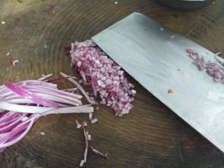 3、椒盐皮皮虾,将洋葱切成沫，(小米椒，姜，蒜都切成沫)