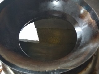 5、椒盐皮皮虾,在锅里装上一碗清小烧开