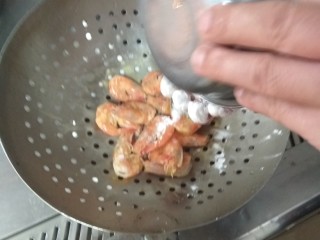 7、椒盐皮皮虾,在焯水的虾上撒上生粉，用手搅拌均匀备用