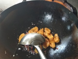 10、椒盐皮皮虾,加上椒盐炒一下捞出