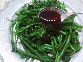 6、凉拌树仔菜,淋上调好的酱汁。