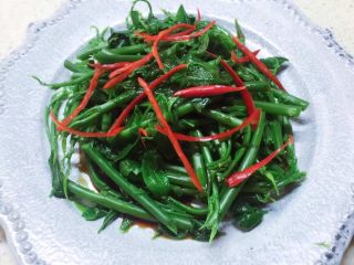 7、凉拌树仔菜,撒上辣椒丝。