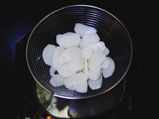 2、黄瓜腊肉炒年糕,年糕煮熟后，捞起冲下冷水备用