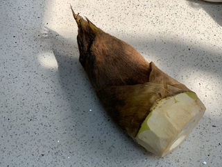 1、泡椒春笋,春笋要剥壳