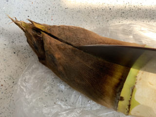 2、泡椒春笋,从中间划一刀