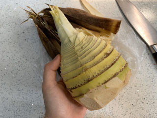 3、泡椒春笋,沿着下刀的地方往两边拨开，壳壳就去干净了