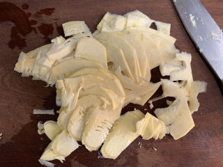 5、泡椒春笋,清洗干净后切片