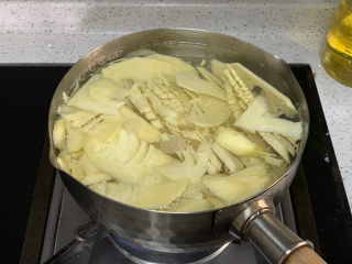 7、泡椒春笋,放入笋片，焯水