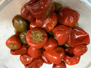 9、泡椒春笋,准备泡椒