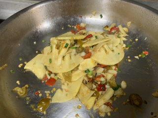 18、泡椒春笋,收干汁，撒上葱花