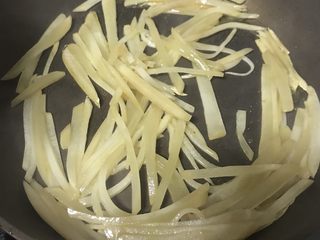 2、四川的面：酸萝卜肉丝面,切成丝丝，在小锅里放丢丢油，爆香。爆香爆香是重点。如果掌握不好，请吧活关小，氮素一定要爆香爆香。闻到香味再来下一步。
