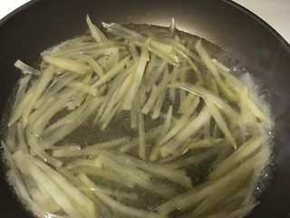 3、四川的面：酸萝卜肉丝面,爆香之后加入热开水或者高汤。