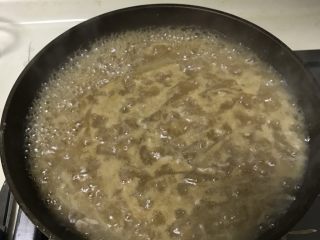 4、四川的面：酸萝卜肉丝面,将汤煮沸。