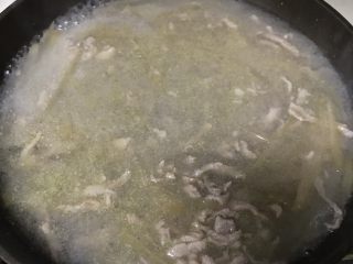 5、四川的面：酸萝卜肉丝面,加入切好的肉丝