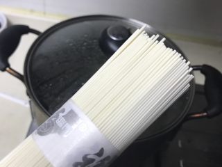 7、四川的面：酸萝卜肉丝面,这样的细的鸡蛋挂面，入味。