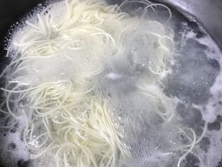 10、四川的面：酸萝卜肉丝面,面要煮过芯。不会煮，我教你。夹一根面条起来，用手指轻轻一掐，看断面。没有白芯点就是好了。